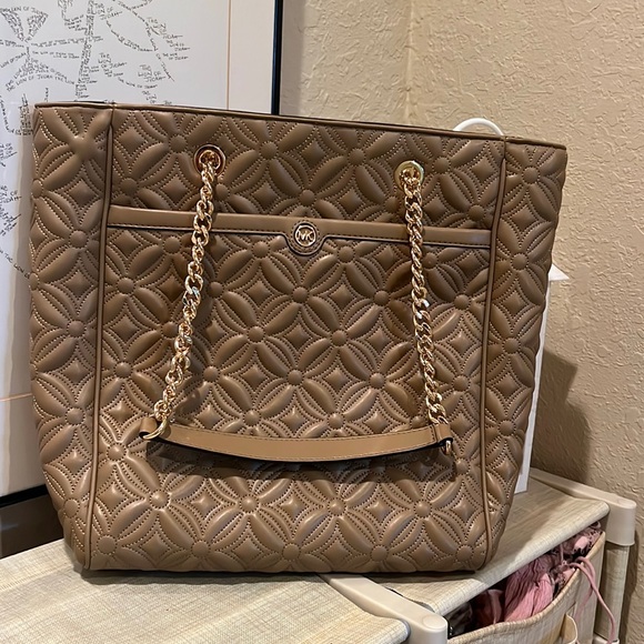 Michael Kors quilted Large Blaire North/South Chain Tote in beige - Picture 1 of 14